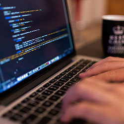 世界杯一战中，VAR介入前后的那一刻，讨论焦点在赛后悄然转移